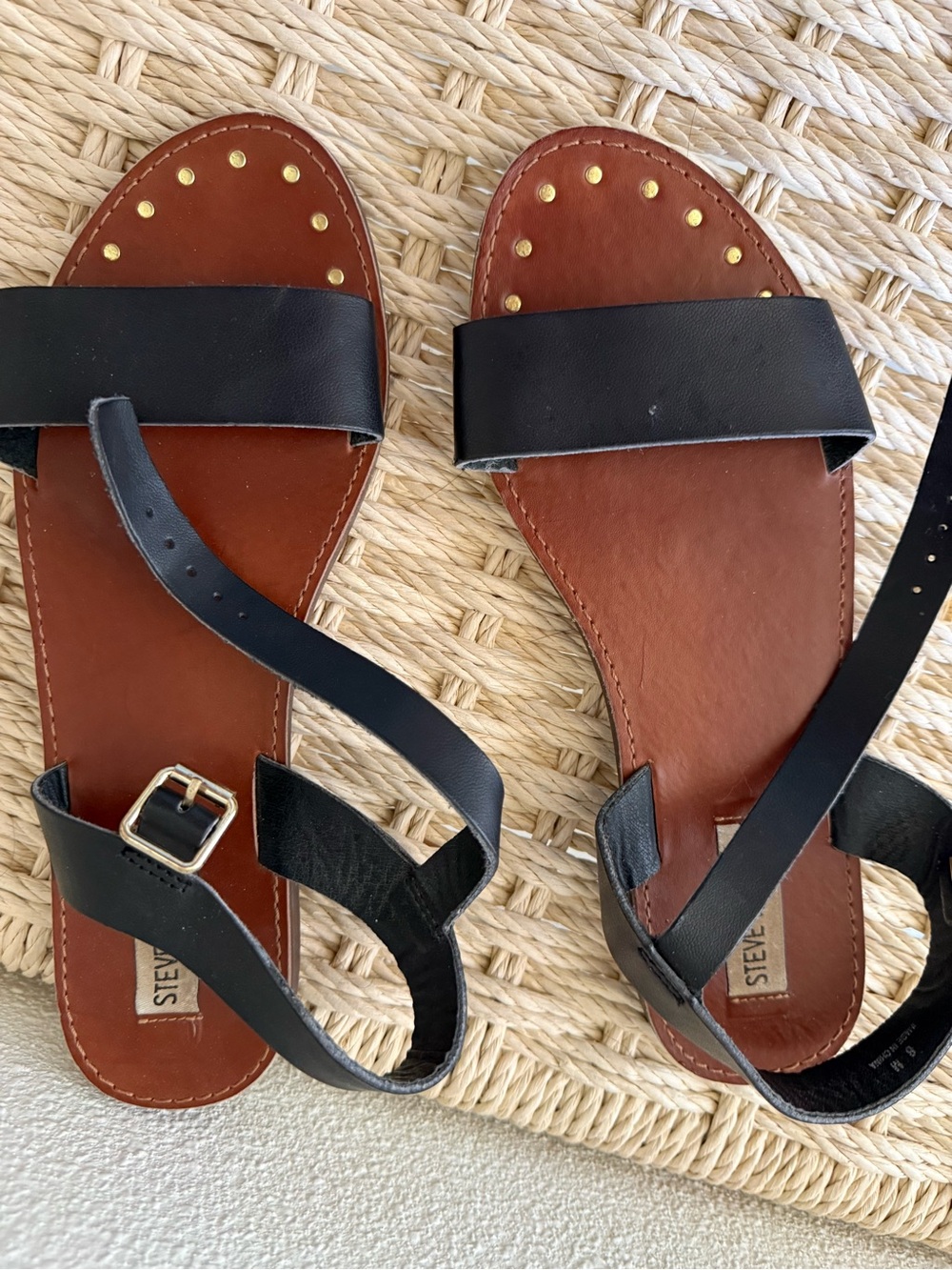 Steve Madden Black Leather Studded Flat Sandals size 8 women’s shoes